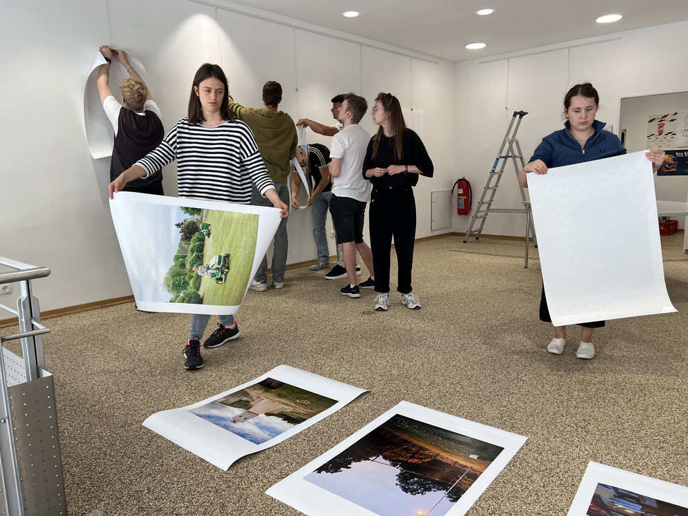 Studierende beim Aufhängen der Bilder